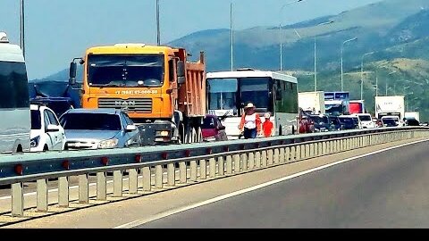 Адские ПРОБКИ на Черное море. ЛЮДИ идут ПЕШКОМ. Трасса М-4 ПАРАЛИЗОВАНА