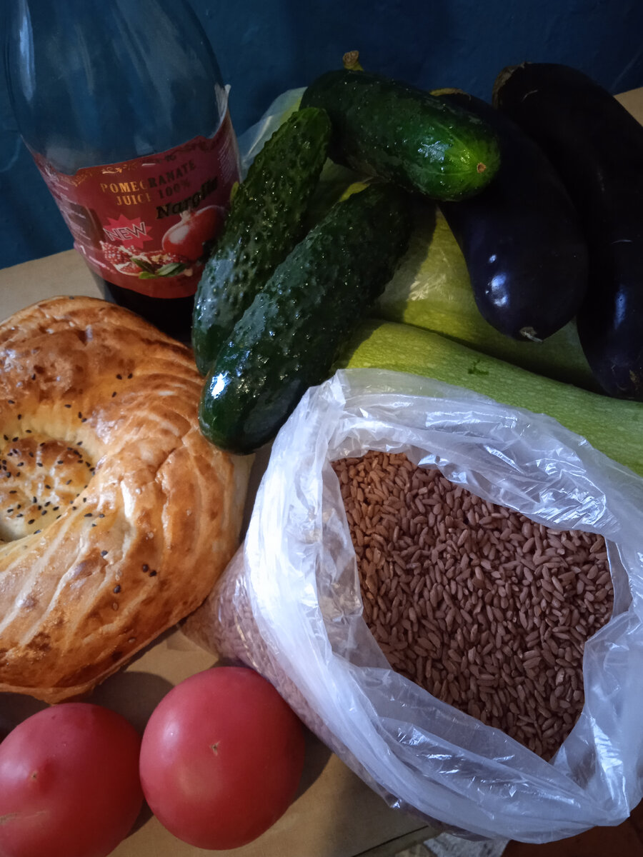 Огурцы, помидоры, кабачки, баклажаны, очень вкусный гранатовый сок, красный рис для плова, и лепешки. Фрукты не стали брать, дома есть. А лепёшек взяли 6шт. 