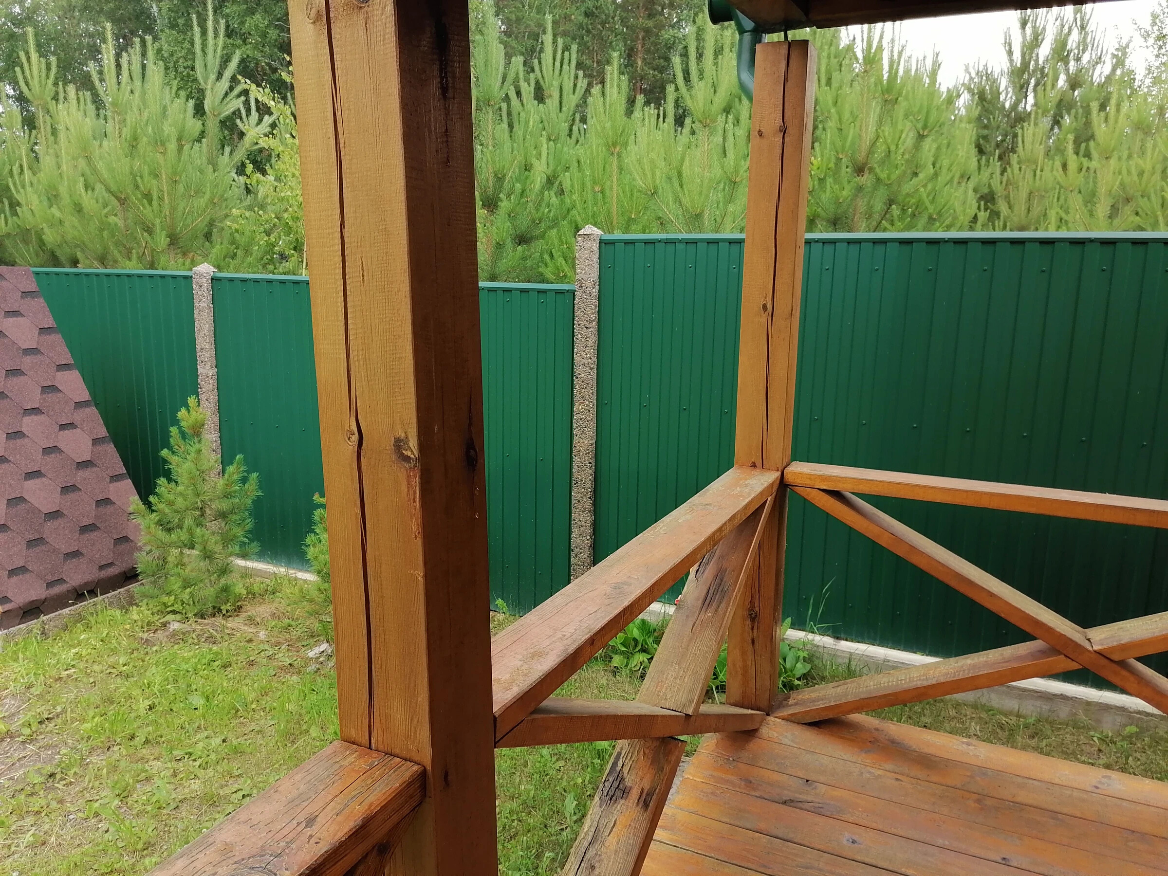Что можно сделать с выступившей смолой на деревянном строении?6