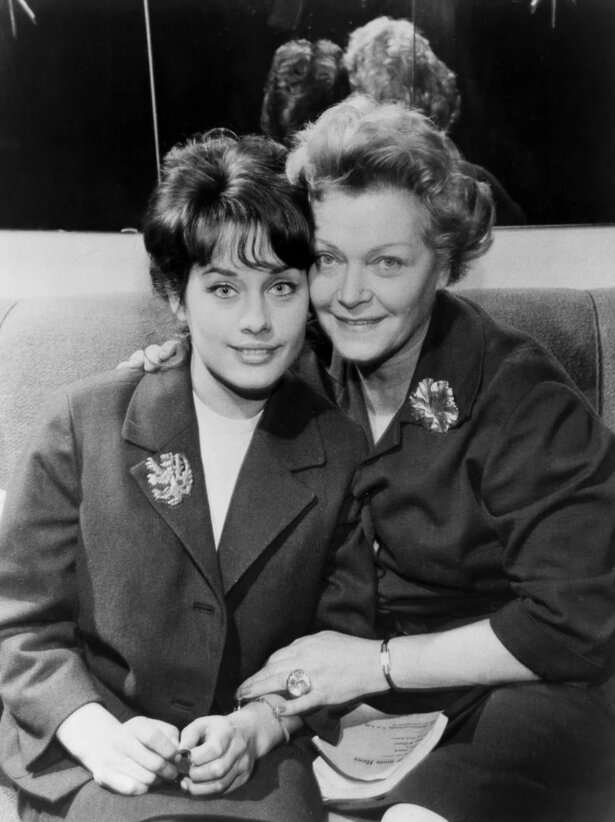 Вера Чехова с бабушкой Ольгой Чеховой  