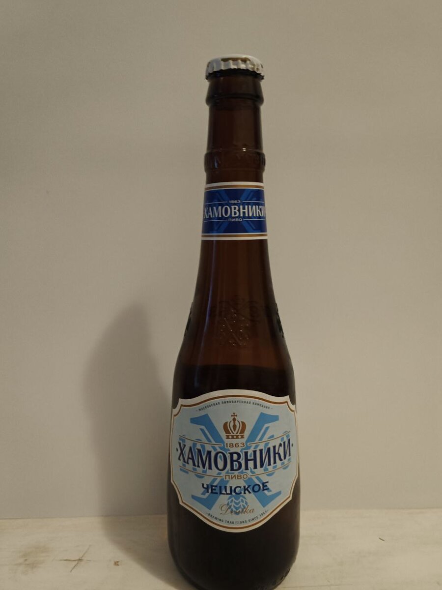  «Хамовники Чешское» — светло-золотистое пиво с гармоничным вкусом и ароматом с легкими нотами цитруса, который придает ему хмель Mandarina Bavaria. Дополняют вкусо-ароматический букет европейские сорта хмеля Polaris и Huell Melon. Благодаря небольшому содержанию алкоголя и свежему характеру вкуса, «Хамовники Чешское» станет отличным сопровождением к мясным блюдам домашней кухни. Так они себя преподносят.