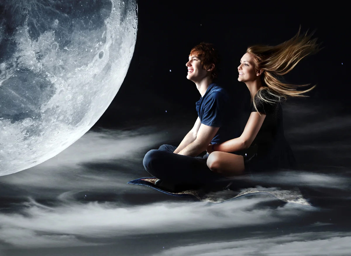 Пой родная душа. Луна и влюбленные. Девушка-Луна. Парень и девушка на Луне. Луна любовь.