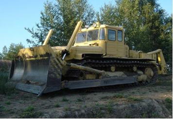 Тяговый класс 25тс. ДЭТ-250М2 – бульдозер советского производства, выпускавшийся в середине XX века. Трактор ДЭТ-250 представляет собой рыхлительно-бульдозерную технику 25-го тягового класса. Производство всегда осуществлялось на ЧТЗ. В другие города не переносилось. Наиболее важной чертой данной модели является именно электромеханическая трансмиссия. Это одновременно является достоинством и недостатком этой техники. Процесс охлаждения её осуществляется выхлопными газами. Масса составляет: трактор в комплекте с рыхлителем – 41.3 т; трактор без рыхлителя – 27.5 т.