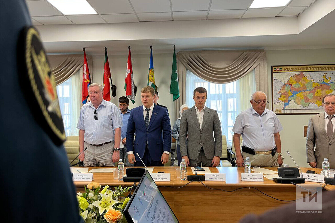 В самом начале заседания вспомнили о том, что ровно 10 лет назад в 10 часов утра в Казани был застрелен выдающийся религиозный и общественный деятель Валиулла хазрат ЯкуповФото: © Елена Саляхова / «Татар-информ»