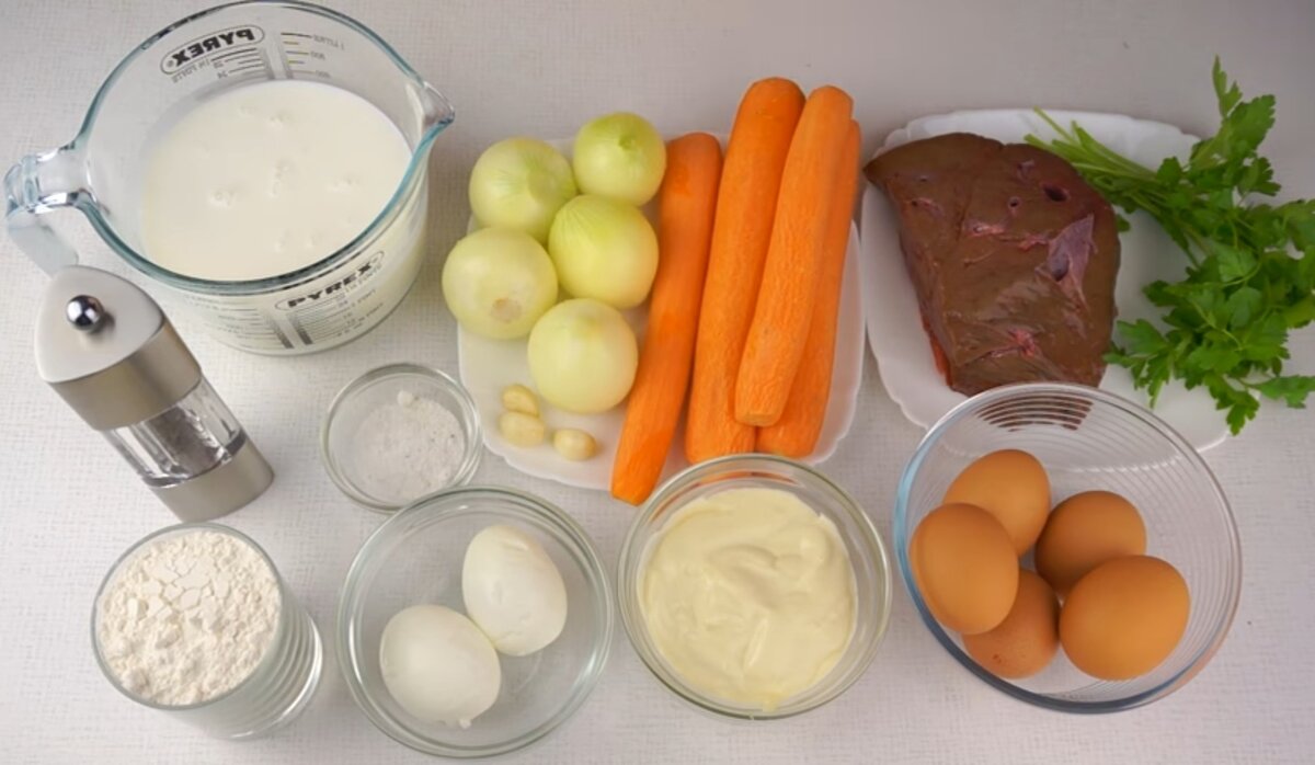 Подготавливаем продукты для приготовления блюда. Моём и чистим морковь, лук и чеснок. Отвариваем два яйца для украшения закусочного торта.