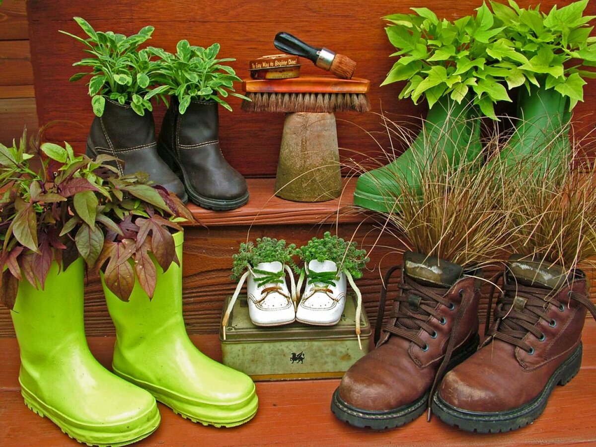 Оригинальные способы применения ненужной обуви в интерьере или в саду