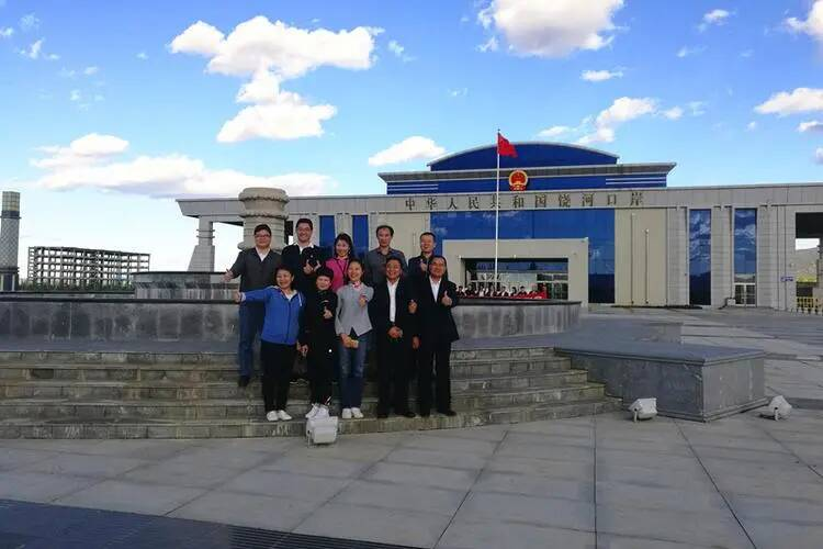 У входа в китайскую часть пункта пропуска      Baidu.com