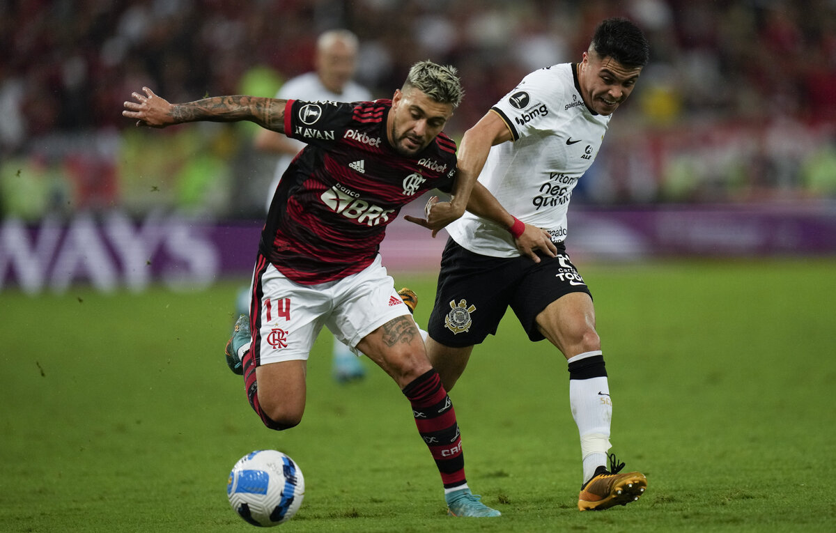    Полузащитники "Фламенго" Джорджиан де Арраскаэта и "Коринтианса" Рони  AP Photo/Silvia Izquierdo