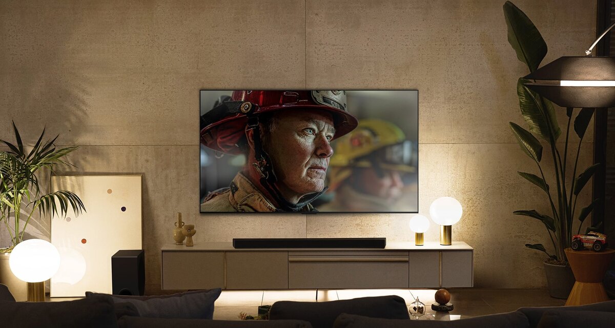 ИЛЛЮСТРАЦИЯ DOLBY VISION IQ С PRECISION DETAIL, РЕАГИРУЮЩЕЙ НА ОКРУЖАЮЩЕЕ ОСВЕЩЕНИЕ