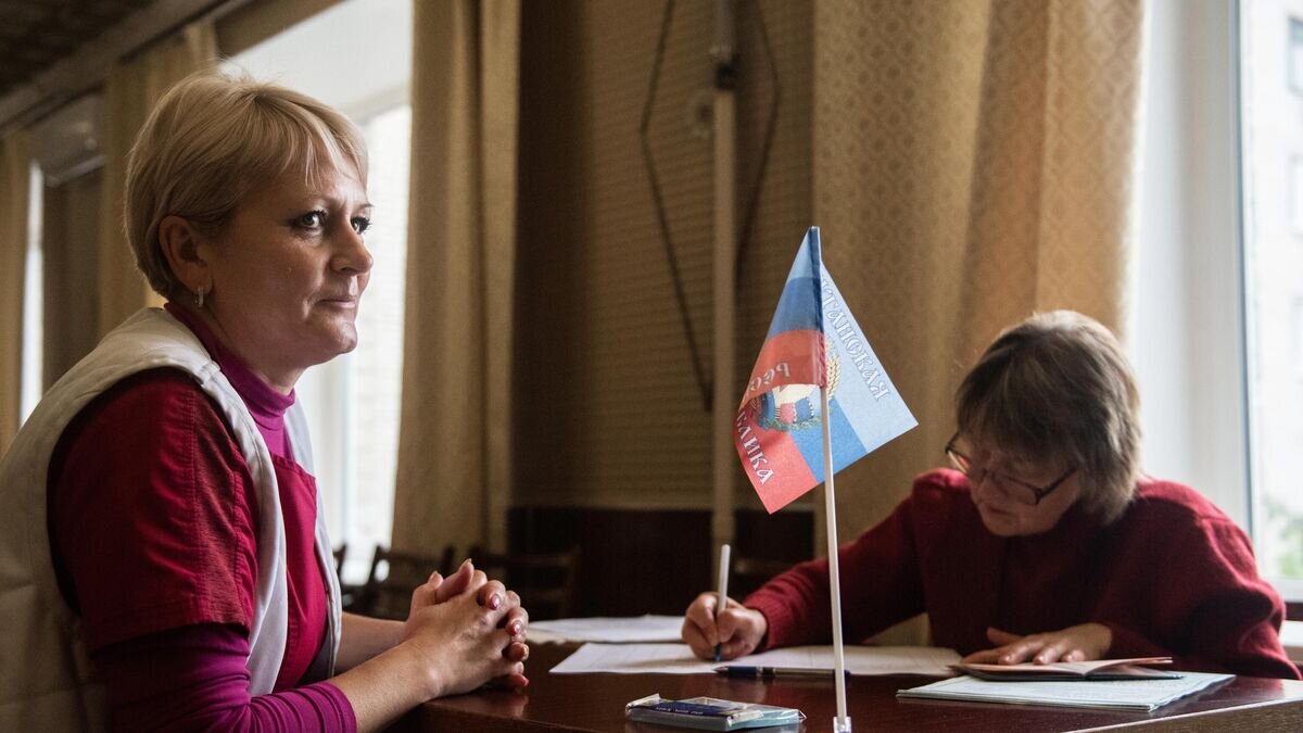    Женщина на выездном голосовании в Луганской республиканской клинической больнице на референдуме о вступлении Луганской народной республики в состав РФ© РИА Новости / Валерий Мельников