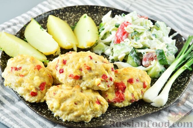 куриное филе, перец болгарский красный, сыр, лук репчатый, яйца, масло сливочное, соль, перец чёрный молотый, масло растительное