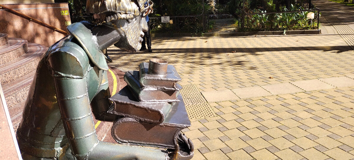  Скульптура в тему попалась. Фото автора канала.