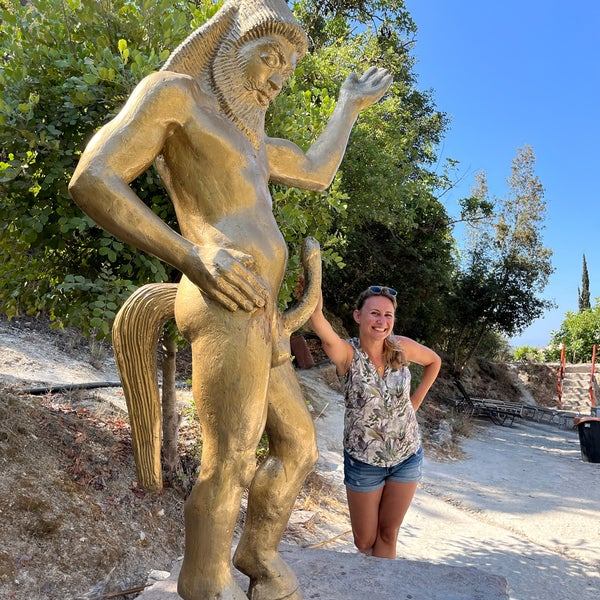 Рядом с частным водопадом «Купальня Адониса» близ Пафоса. Фото Dániel Fritsi