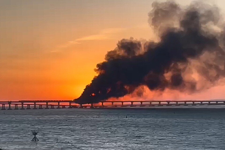     Пожар на Крымском мосту  ТАСС