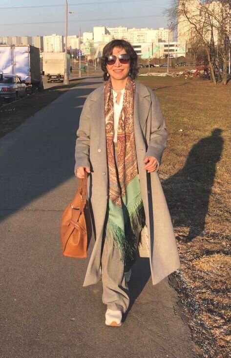 Просто перекиньте через шею и не утяжеляйте образ сложными вещами. Так носить павловопосадский платок можно абсолютно всем! Главное, чтобы цветов в образе было без избытка. Листайте галерею, там ещё множество идей!