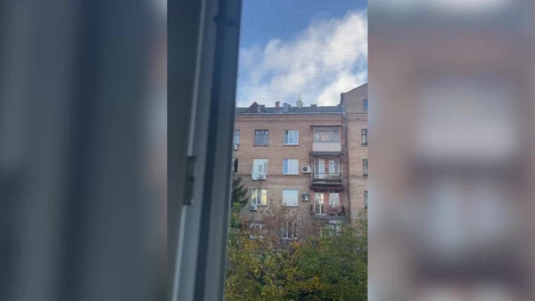 Кадры взрыва в центре Киева от прилетевшей ракеты. Видео © Instagram (запрещён на территории Российской Федерации) / _velych_ / henadz_aprosimau