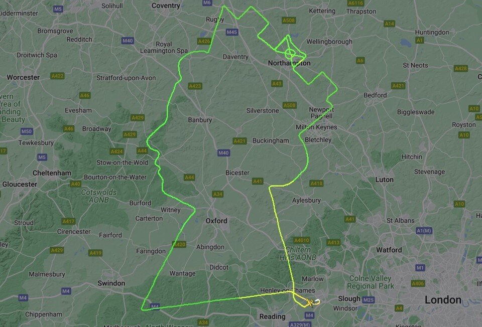     Портрет Елизаветы II в небе над Британией. Фото: скриншот с сайта flightradar24