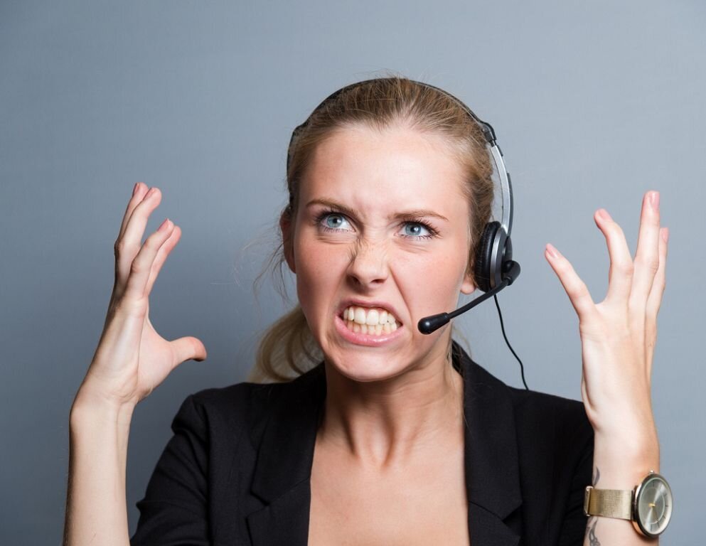 Фото с просторов Интернета. Обычно всегда на фото рисуют счастливые лица людей -операторов, они просто никогда не работали на горячей линии, это просто  модели для съёмки