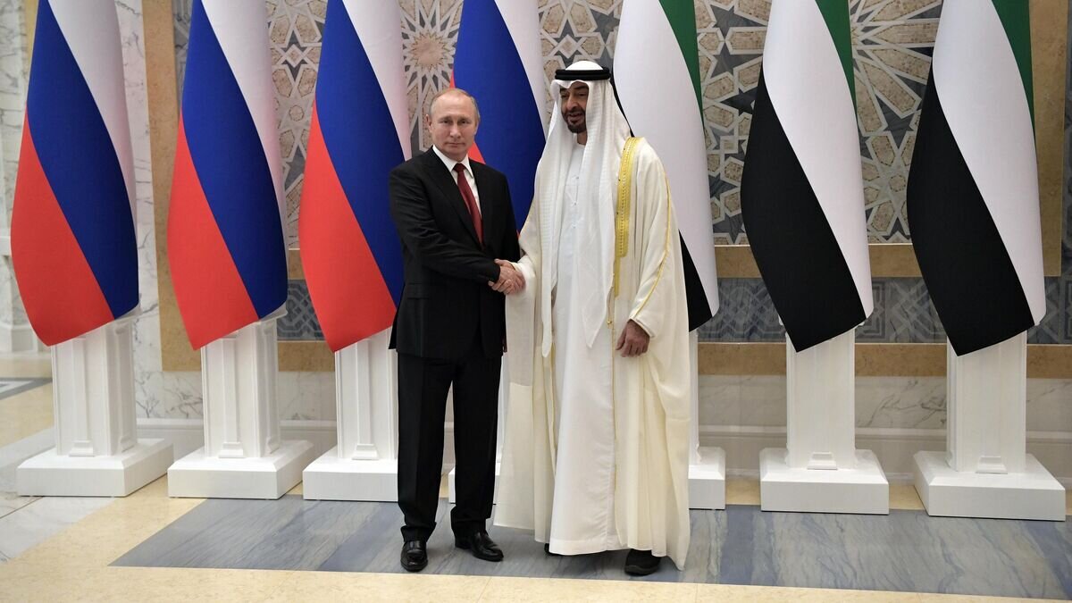    Президент РФ Владимир Путин и наследный принц Абу-Даби, заместитель верховного главнокомандующего вооружёнными силами Объединённых Арабских Эмиратов Мухаммед бен Заид Аль Нахайян © РИА Новости / Алексей Никольский