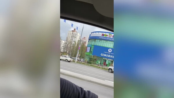 В Белгороде часть перехваченной ПВО ракеты упала на жилой дом. Видео © T.me / "Операция Z: Военкоры Русской весны"