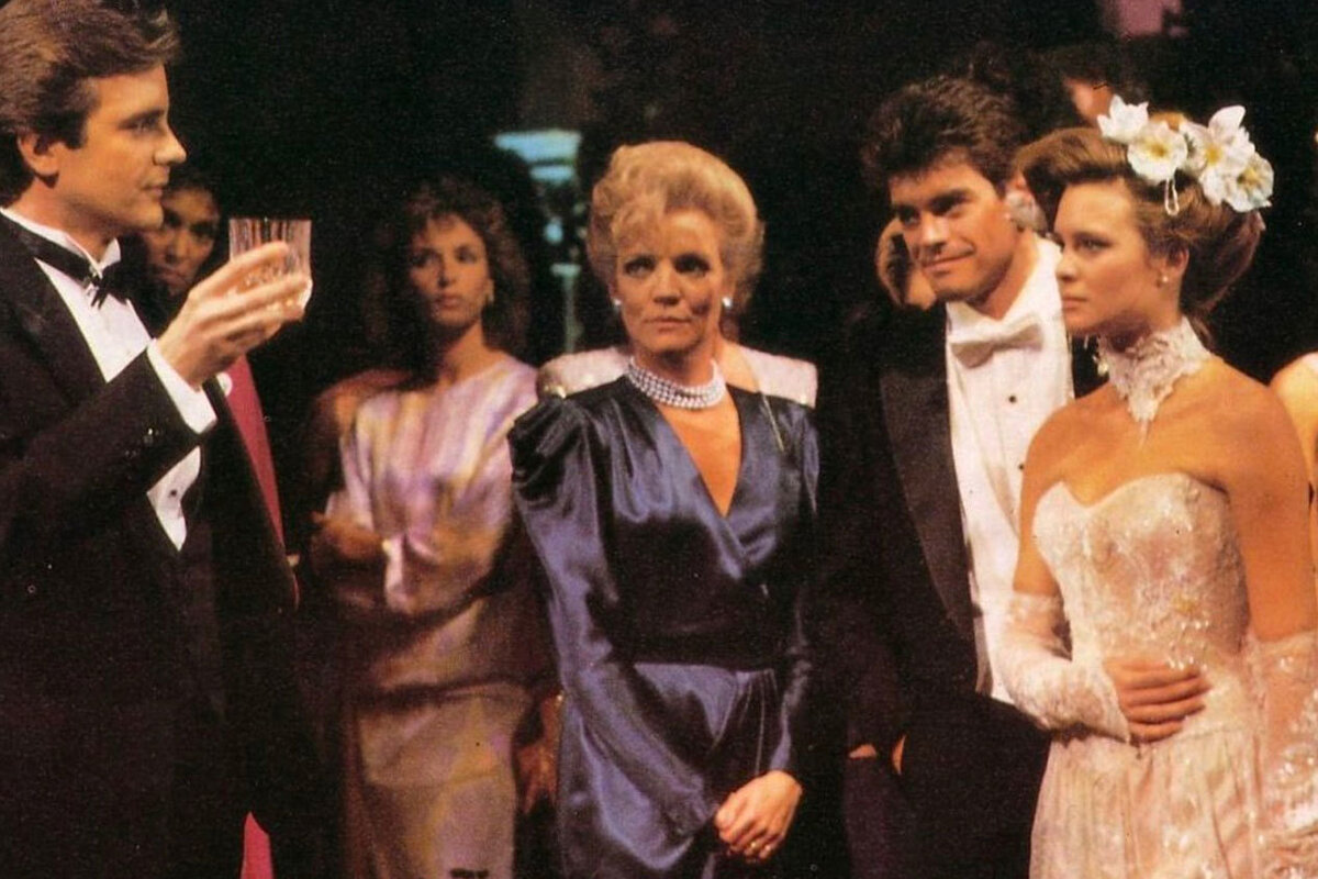     Фазенда и вишнёвый пирог: какие слова вошли в нашу жизнь из сериалов 90-х?