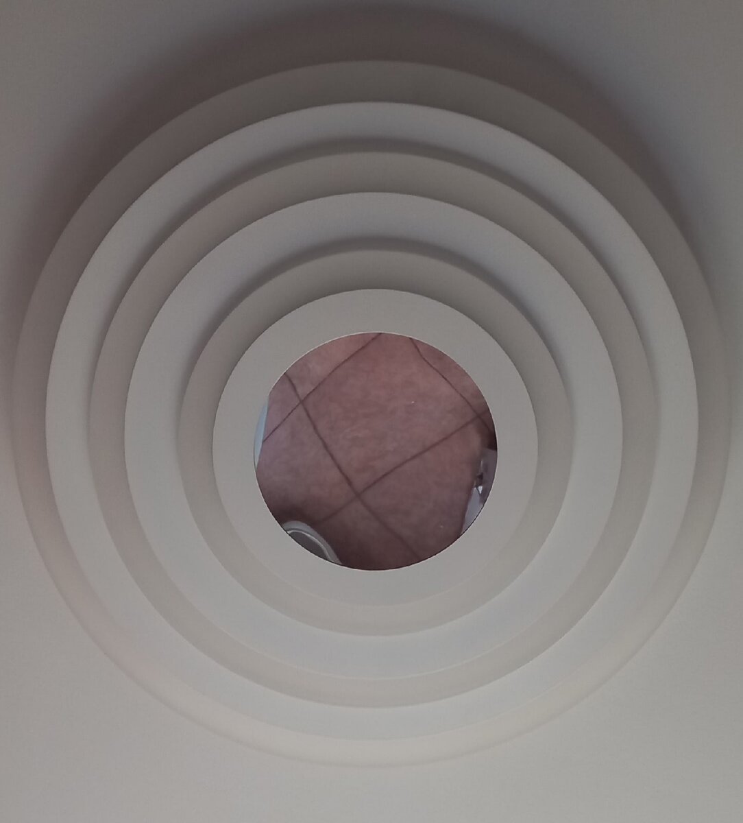 Вид снизу (в выключенном состоянии). По центру зеркальная поверхность, в данном случае отражается пол :)