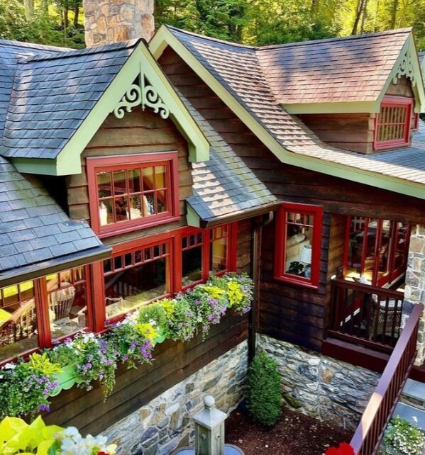 Английская мебель и яркие детали в интерьере загородного дома ...