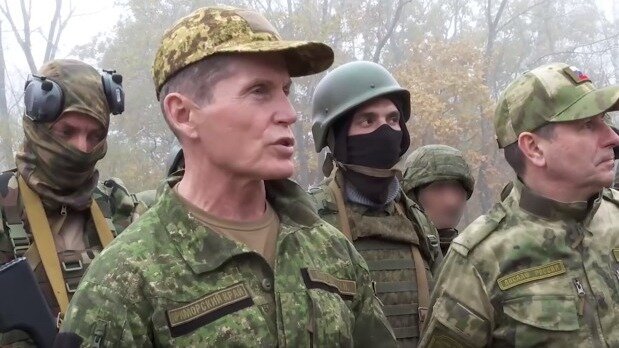     Губернатор Приморского края Олег Кожемяко вновь приехал в гости к бойцам отряда «Тигр» и привез очередную партию необходимых вещей. В частности, были переданы квадрокоптеры и радиостанции.