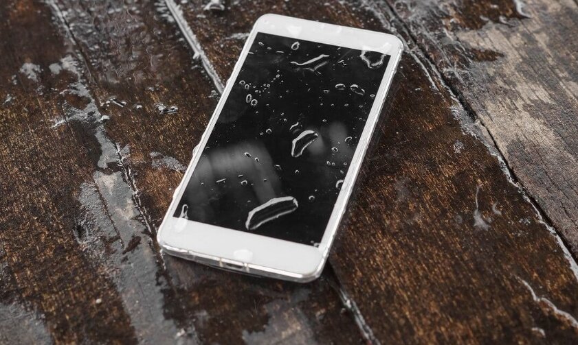 Телефон в воде. Вода попала в смартфон. В айфон попала вода. Сломался телефон.