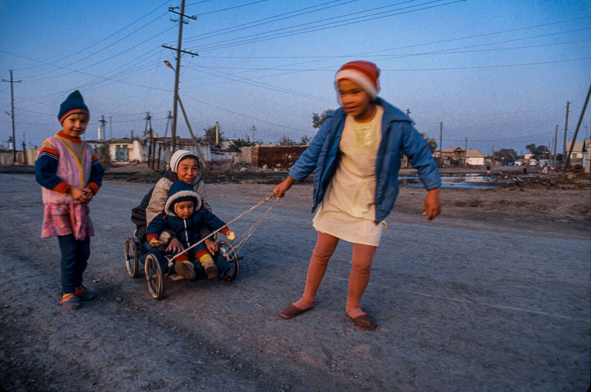 Где-то в районе Тенгиза, Казахстан 1991 (BusinessWeek, USA). Nikon FM 2; Nikkor 35/1,4; Fujichrome VELVIA 100.