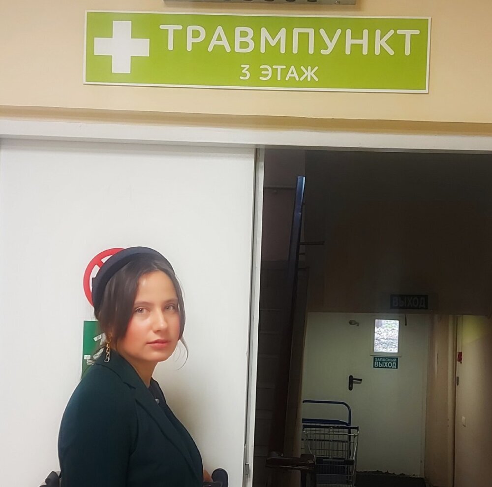 Елена Янчук у входа в травмпункт Владимирской больницы. Фото: ТГ-канал депутата