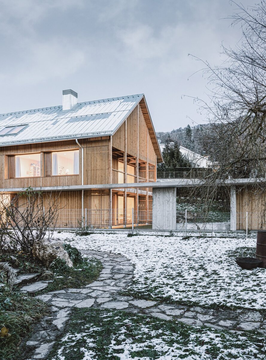Источник изображения - https://static.dezeen.com/uploads/2022/08/haus-l-dunkelschwarz-austria_dezeen_2364_col_12-scaled.jpg