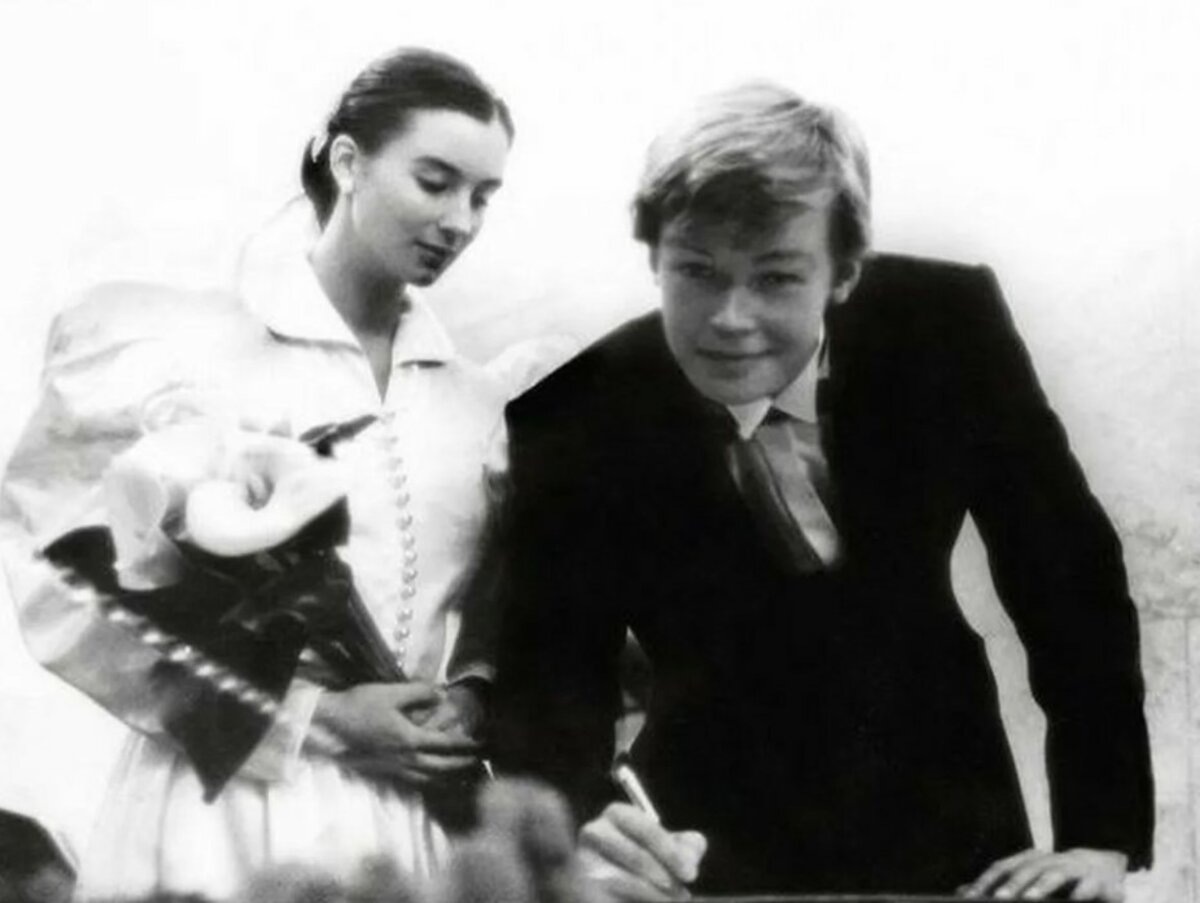    Александр и Екатерина Стриженовы в ЗАГСе.