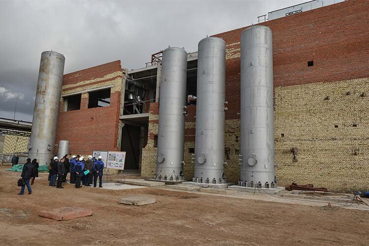    Договор купли-продажи «КЗСК-Силикон» был подписан 15 сентября. Конечная сумма оказалась чуть выше цены отсечения — 395 млн рублей, притом что в 2020 году имущественный комплекс выставлялся за 2,6 млрд рублей