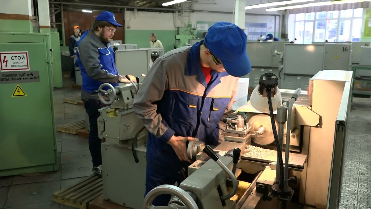 Заводские рабочие. Рабочий на производство. Работа р п. Профессия электромеханик сцб. Калининский элеватор саратовская область.