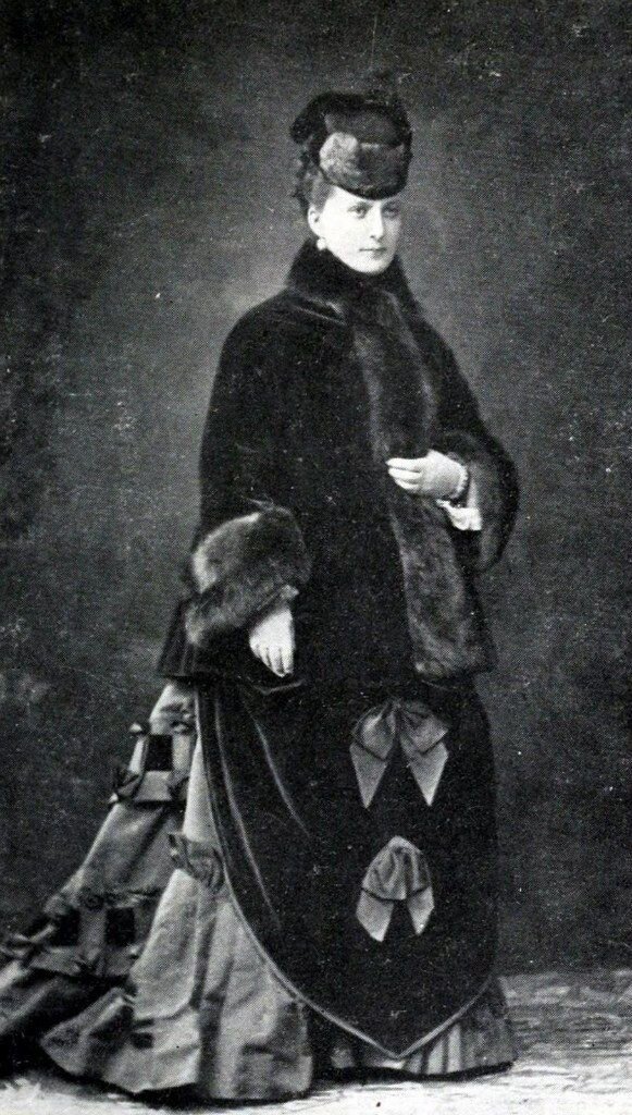 В 1865 году 47-​летний император Александр II влюбился в 18-​летнюю выпускницу Смольного княжну Екатерину Долгорукую. С 1866 года начались их отношения. Эта любовь надолго скандализовала петербургский двор и Императорскую фамилию.
В 1878 году возлюбленная императора со своими тремя детьми от него переехала жить в Зимний дворец. Её покои располагались как раз над покоями отвергнутой и больной императрицы, которая была вынуждена слышать над головой топот ног играющих детей её счастливой соперницы и когда-​то любимого мужа.
Когда 22 мая 1880 года императрица Мария Александровна скончалась, Екатерина Долгорукая стала настаивать в разговорах с Александром II на скорейшем венчании. Это был бы беспрецедентный, со времён издания Павлом I «Закона о престолонаследии и Учреждения об Императорской фамилии» в 1797 году, второй брак государя, да к тому же ещё морганатический. Долгорукой это было нужно для того, чтобы узаконить статус её детей от императора. Молодая Екатерина Долгорукая.

Главным аргументом со стороны возлюбленной царя было: «Тебя ведь могут в любой момент убить». Действительно, организация «Народная воля» вела настоящую охоту на «коронованного зверя», как назвал его кто-​то из революционеров. Попытки покушений совершались всё чаще. Сам Александр II, сознавая опасность, был не прочь быстрее обвенчаться. В дальнейшем у него имелись планы отречься от престола в пользу законного наследника, Александра III, и предаться на склоне лет радостям семейной жизни. Увы, эти планы удалось реализовать только наполовину.
Не дожидаясь окончания предписанного Церковью годичного вдовства, Александр II уже 6 июля 1880 года венчался с Долгорукой и узаконил общих с ней детей. Вторая супруга царя и их дети получили имя светлейших князей Юрьевских. Вскоре Александр II представил свою новую супругу и детей Императорской фамилии, но та дружно бойкотировала их. А 1 марта 1881 года случилось то, ради чего был предпринят поспешный брак – император был всё-​таки убит террористами. На фото Александр II и Екатерина Долгорукая с детьми.

Но ещё до смерти Александра II хитрая и жадная Екатерина Долгорукая-​Юрьевская заручилась материальными гарантиями на этот несчастный случай. В сентябре 1880 года супруг велел министру двора положить в банк на имя княгини 3302910 золотых рублей. Кроме того, по завещанию Александра II, его сын, вступив на престол, был вынужден купить на имя княгини Малый Мраморный дворец в Петербурге. Там Долгорукая-​Юрьевская устроила небольшой частный музей, из личных вещей Александра II.
Неприязнь Императорской фамилии к выскочке была так сильна, что ей поставили условие: немедленно уехать с детьми за границу. Особенно настаивал на этом Александр III. Княгиня, со своей стороны, тоже выставила условие: помимо тех денег, которые уже принадлежали ей, русская казна должна была платить ей ежегодно 100 тысяч рублей на неё и столько же – на её детей. Александр III подписал условия, и Юрьевская с детьми уехала во Францию.
Когда в 1894 году Александр III скончался, Долгорукая-​Юрьевская стала осаждать прошениями нового императора Николая II. Она требовала, чтобы ей выплатили ещё 3 миллиона рублей, якобы обещанных ей её мужем. Наведённые Николаем II справки не обнаружили никакого такого обещания. Но после угрозы княгини продать Мраморный дворец вместе с вещами Александра II (этого русский царь никак не хотел допустить) и издать свою переписку с возлюбленным, Николай II согласился принять Долгорукую. На личной аудиенции он подписал обязательство об увеличении пенсии.
По-​видимому, Екатерина Долгорукая-​Юрьевская была большой мотовкой, так как даже столь щедро выделенных русской казной средств ей не хватало. После её смерти в 1922 году у второй вдовы Александра II осталось долгов на несколько сот тысяч золотых рублей.
