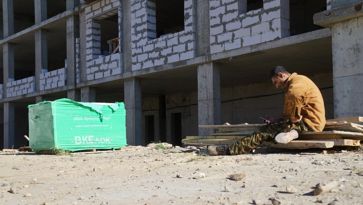     В Нальчике разгорелся скандал вокруг стройки многоэтажки. Бизнесмен заявил, что стал инвестором новостройки известного в КБР застройщика. Однако, вложив 100 миллионов, предприниматель якобы остался ни с чем. Корреспондент NewsTracker разбирался в ситуации.