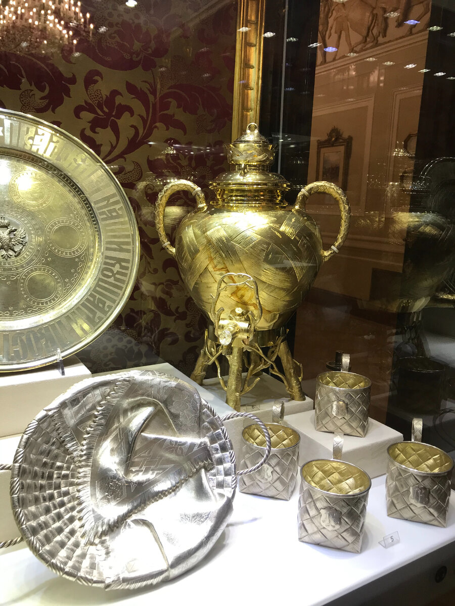 Самовар и кружки в том же стиле. 