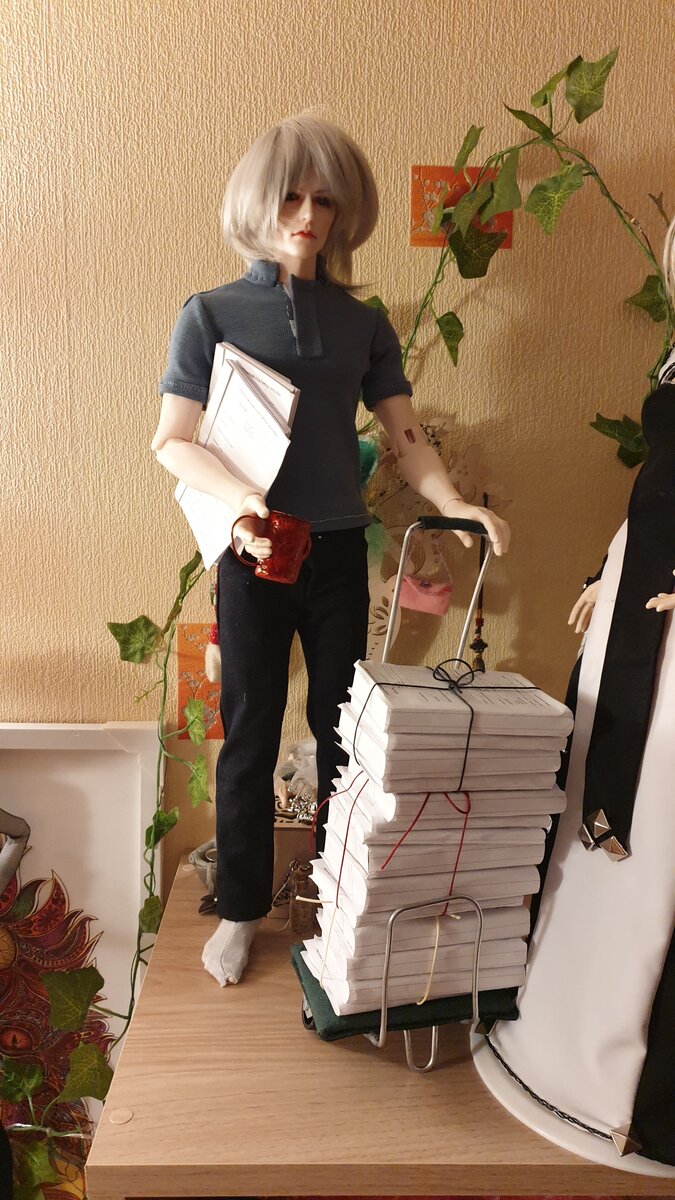 Без обуви, зато уже нагружен работой.