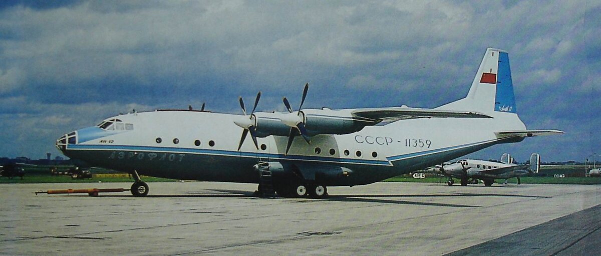 Ан-12 СССР-11359 в демонстрационной аэрофлотовской «ливрее», в которой он был показан на авиасалоне в Ле Бурже в 1965 году и ряде зарубежных стран. Авиареклама.