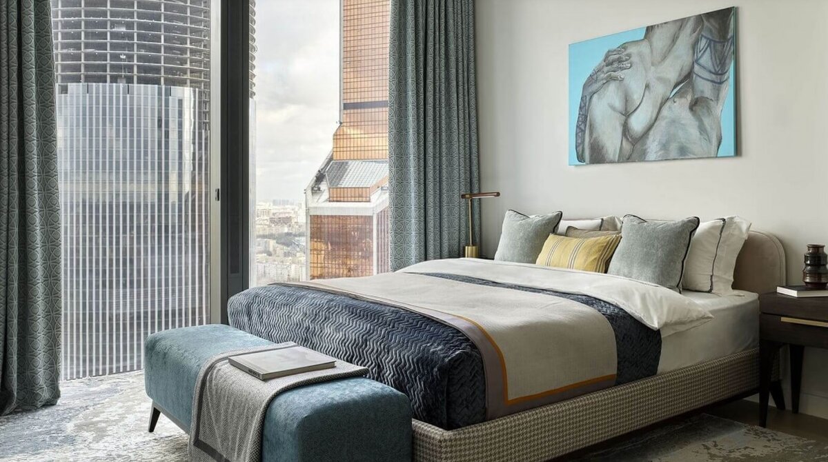 Спальня по проекту дизайнера Аллы Красавиной — прекрасный пример оазиса семейной жизни в деловом центре мегаполиса. Для интерьера была выбрана кровать Линкольн в комбинации двух отделок, банкетка Линкольн и прикроватные тумбочки Bridge