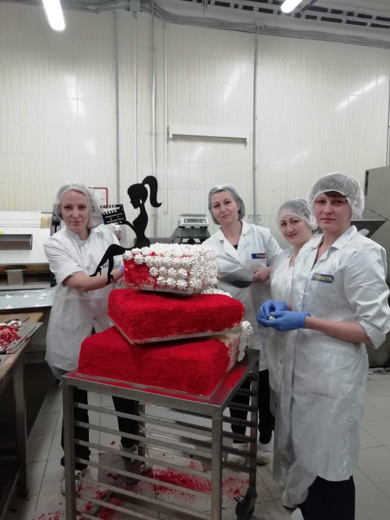 На этом фото заканчиваем сборку торта....Девочки  право ,увы ....больше нет на этом свете....