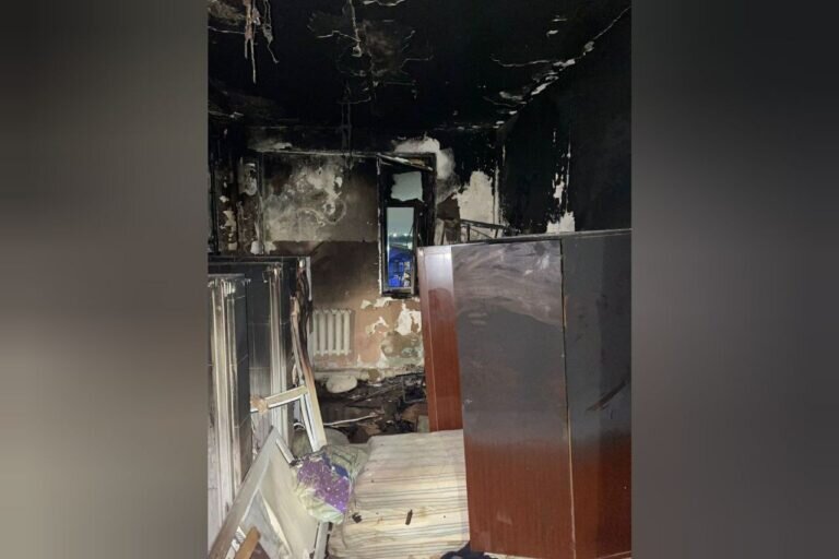    В Оренбурге на пожаре огнеборцы спасли семь человек, трое из которых дети Андрей Севостьянов