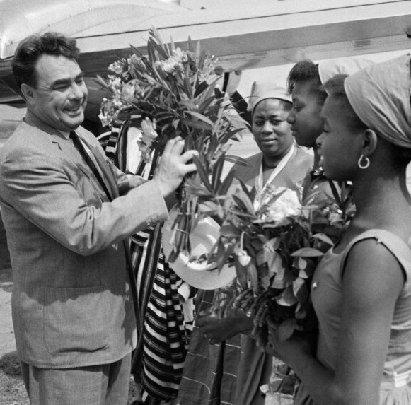 Прекрасные гражданки Гвинеи встречают Леонида Ильича в аэропорту города Конакри, столицы Гвинеи, 1961 год
