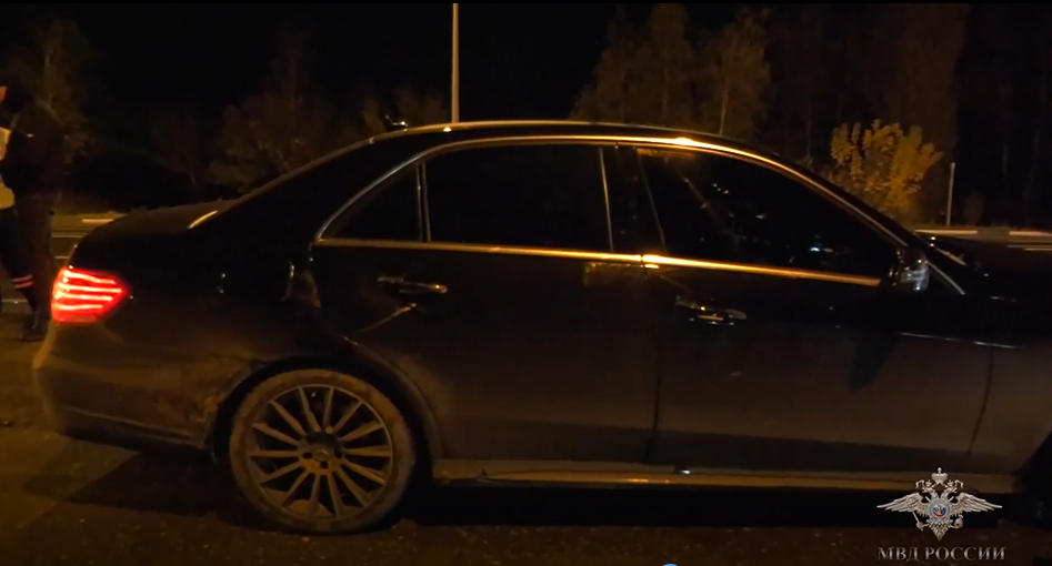 Предположительно, один из автомобилей, использовавшийся для автоподстав – черный Mercedes Benz