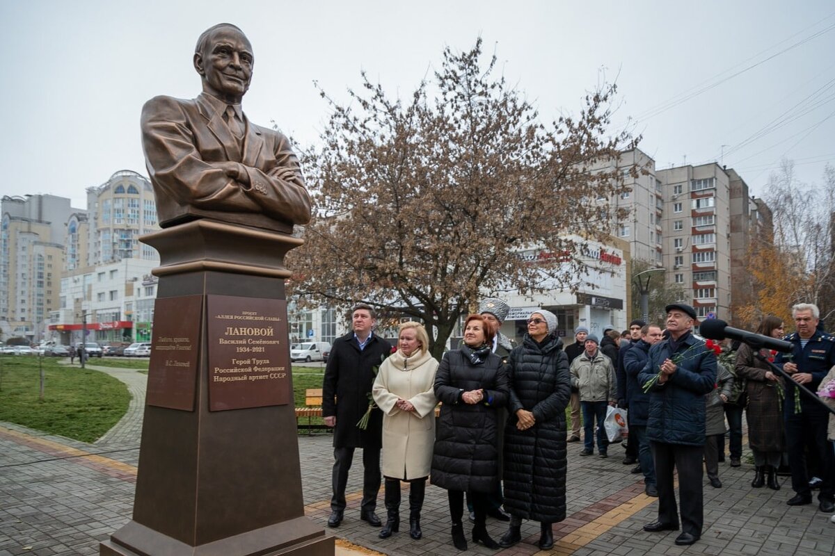 Бюст победы. Василий Лановой памятник. Памятник Лановому в Липецке. Малихов Василий Липецк. Бюст Лановому в Липецке.