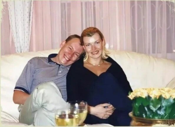 Лада Дэнс и Павел Свирский прожили в официальном браке около четырех лет. 