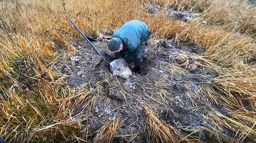 Пришлось вытащить здоровый камень, чтобы достать находку из-под него.