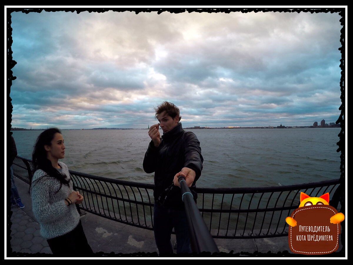 Маленькое недоразумение за моей рукой - это и есть Статуя Свободы.