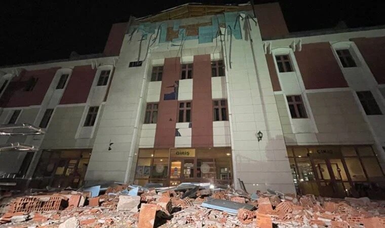 Последствия землетрясения в Турции, здание суда Дюздже
